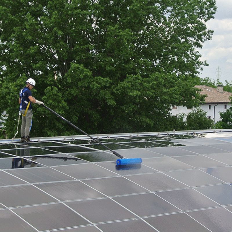 Solar cleaning with SOLA-TECS C600 with modular pole
